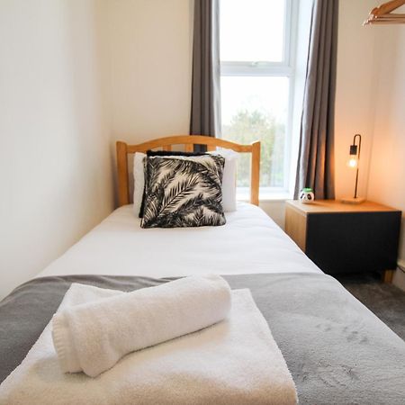 Fairways View - Spacious Apartment - Sleeps 6 - Lovely Views - By Rework Accommodation هويليك المظهر الخارجي الصورة