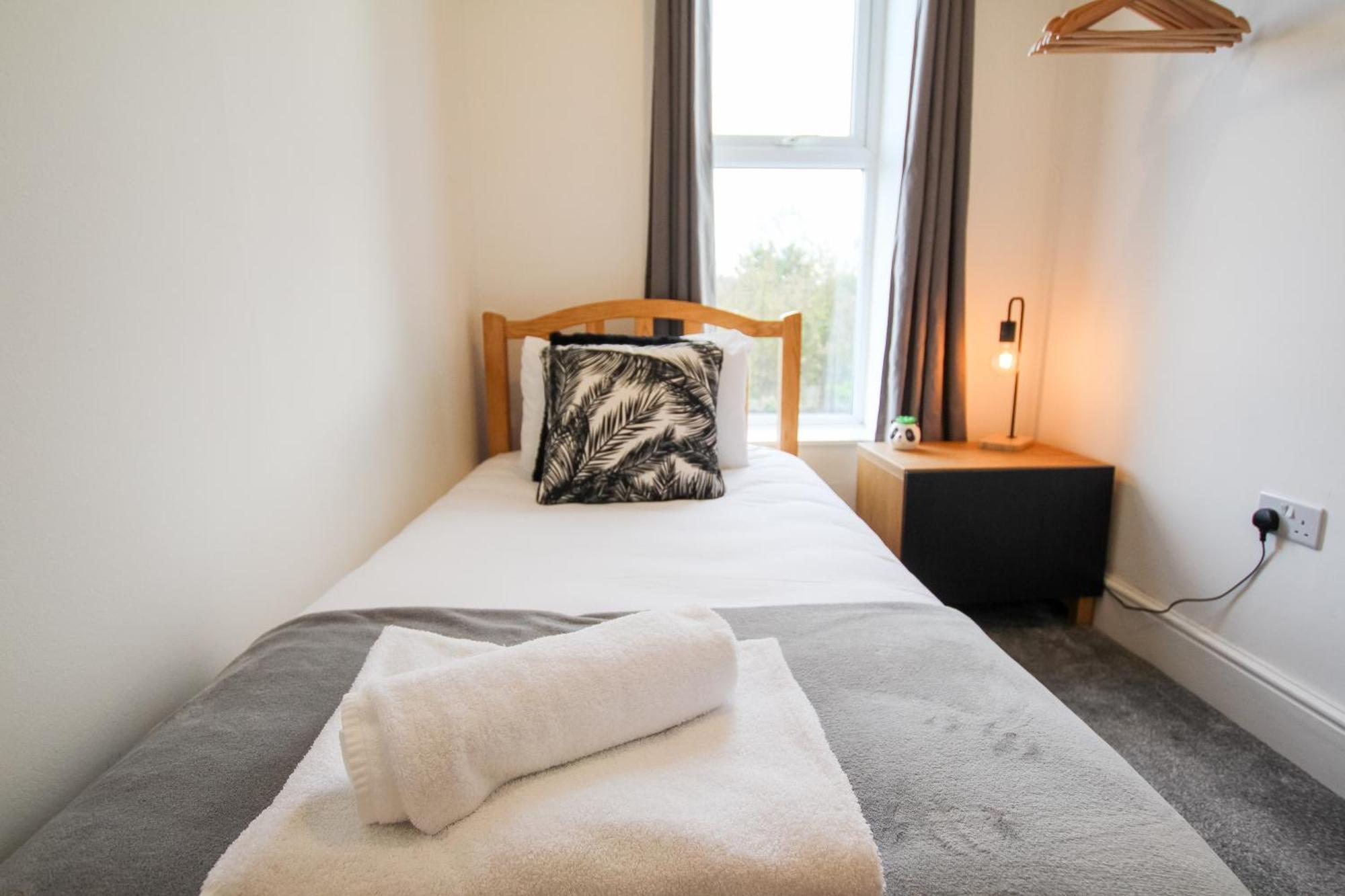 Fairways View - Spacious Apartment - Sleeps 6 - Lovely Views - By Rework Accommodation هويليك المظهر الخارجي الصورة
