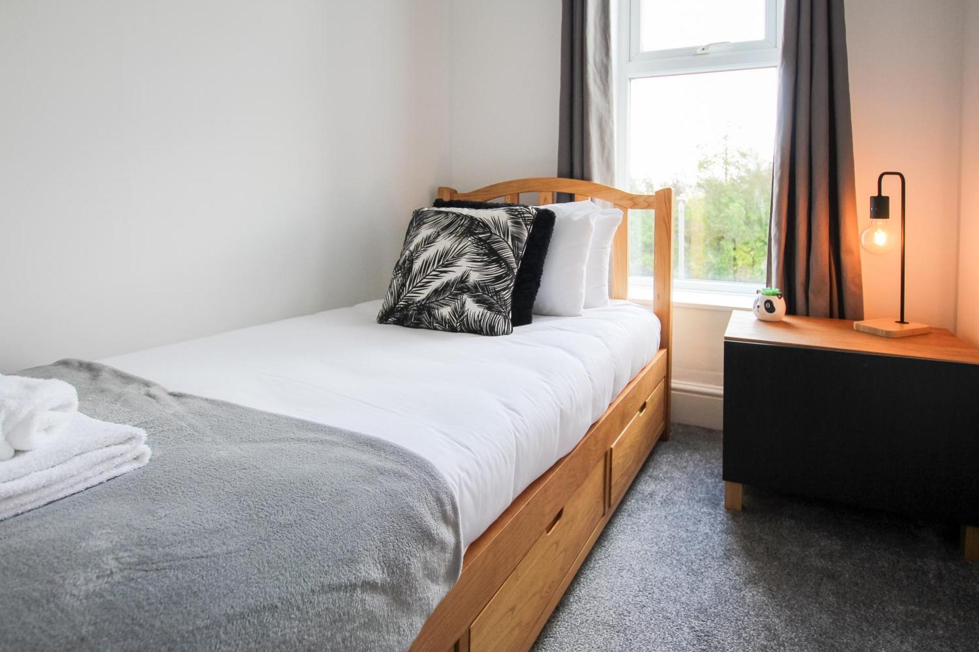 Fairways View - Spacious Apartment - Sleeps 6 - Lovely Views - By Rework Accommodation هويليك المظهر الخارجي الصورة